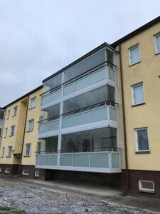 Stora inglasade Balkonger från Balco, marknadsledande i branschen för öppna och inglasade balkonger.
