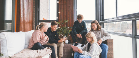 Barn leker på inglasad balkong från Balco