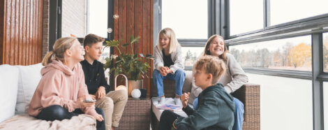 Barn har roligt på inglasad balkong från Balco