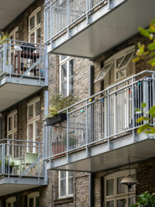 Öppna City balkonger från Balco, marknadsledande i branschen.
