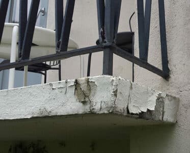 Öppen balkong med renoveringsbehov, innan balkongrenovering med Balco-metoden. Balco erbjuder Balkongbesiktning för bostadsrättsföreningar och fastighetsägare.