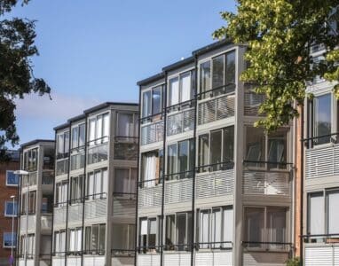 Energieffektivisering minskar energibehovet och påverkan på miljön! Brf Violen med Balco Balkonger. Energieffektivisering med Balco! Vi hjälper er att energirenovera och effektivisera fastighetens energibehov. Ring oss idag!