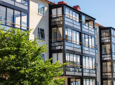 Inglasad balkong från Balco hos Bostadsrättsförening i Arvika. Balco är marknadsledaren inom inglasade balkonger och fasad i Sverige.