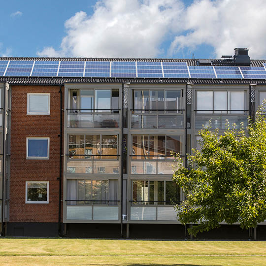 Energieffektivisera med Balcos balkongrenovering. Minska energikostnader och påverkan på miljön med moderna inglasade balkonger och frånluftsvärmepumpar.