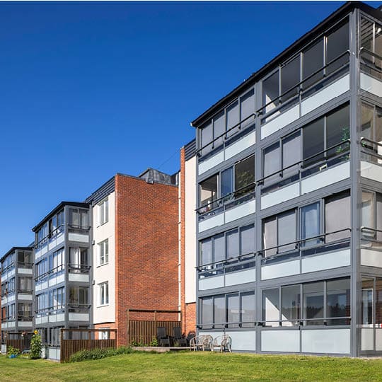 Brf Ställaren i Sundsvall har fått 197 nya inglasade balkonger från Balco AB.