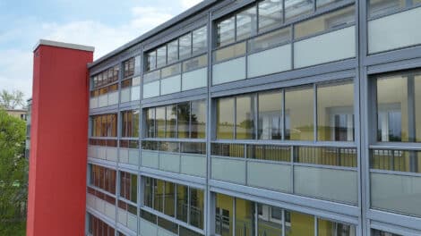 Balco Access® ger skyddade loftgångar och entrébalkonger. Få tryggare boendemiljö, lägre energikostnader och ökad komfort i din fastighet.