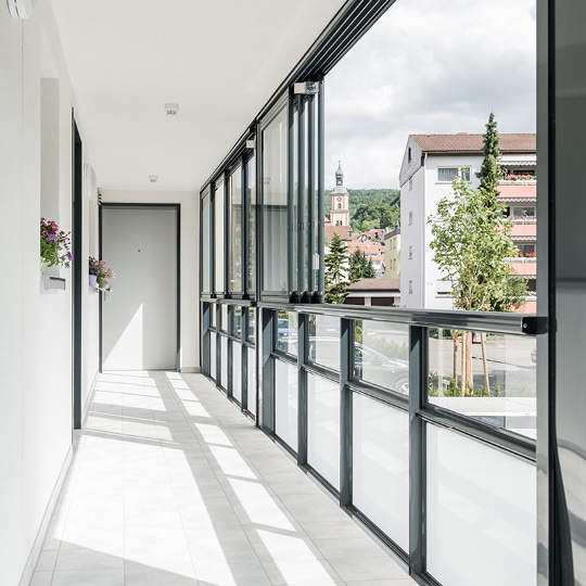 Balco Access® ger skyddade loftgångar och entrébalkonger. Få tryggare boendemiljö, lägre energikostnader och ökad komfort i din fastighet.