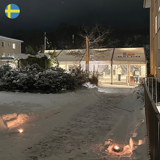 Tältvisning för BRF i vinterskrud av inglasade balkonger som gör skillnad året om. Balco AB